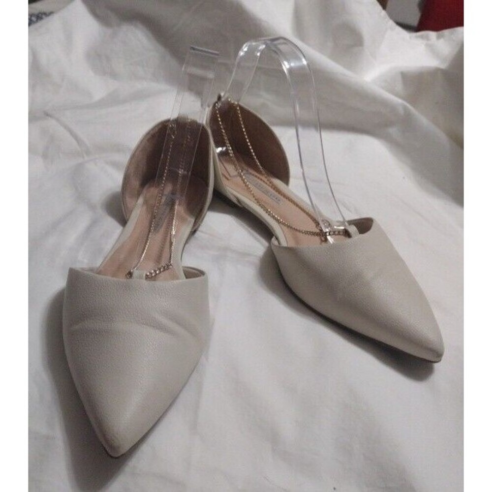 SAPATINHO DE LUXO LEATHER BEIGE FLAT SHOE WITH GOLD TONE CHAIN SIZE 8M